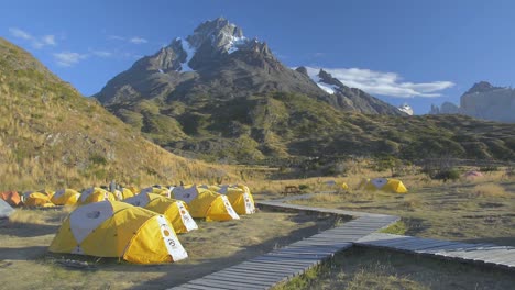 Tiendas-De-Campaña-Cara-Norte-En-Paine-Grande-En-El-Parque-Nacional-Torres-Del-Paine,-Patagonia,-Chile