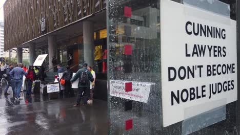 In-Zeitlupe-Stehen-Demonstranten-Im-Regen-Und-Fordern-Mehr-Transparenz-Im-Neuseeländischen-Rechtssystem