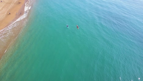 Dúo-De-Kayak-En-El-Mar-Azul-Claro