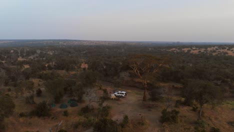 Sonnenaufgang-In-Der-Nähe-Eines-Flusses-Und-Campingplatzes-In-Ol-Pejeta,-Kenia