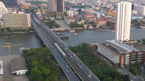 BTS-Skytrain-Wagen,-Der-Am-Bahnhof-Saphan-Taksin,-Bangkok,-Thailand-Ankommt