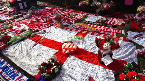 La-Gente-Presenta-Sus-Respetos-En-La-Estatua-De-Los-Bancos-De-Gordon-Junto-Al-Estadio-De-La-Ciudad-De-Stoke,-La-Gente-Firma-Camisetas,-Bufandas,-Banderas-Y-El-Libro-Del-Recuerdo