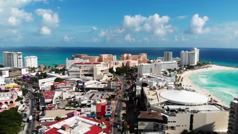 Drohnenaufnahmen-Der-Cancun-Hotelzone-Mit-5-Sterne-Hotels