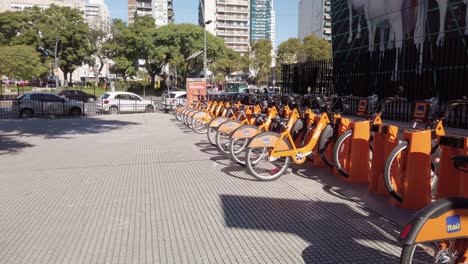 Pan-Verließ-Orangefarbene-öffentliche-Fahrräder,-Die-In-Der-Nachbarstraße-Von-Palermo-In-Buenos-Aires-Geparkt-Waren