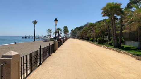 POV-Spaziergang-Auf-Der-Promenade-Von-Marbella