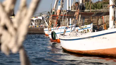 Nilsegelboot-Auf-Dem-Nil-In-Luxor-Bei-Sonnenuntergang-Im-Schönen-Und-Historischen-ägypten