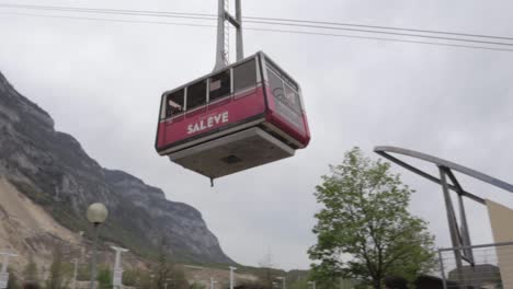 Salève-Teleférico-Que-Sale-De-La-Estación-Inferior-Hasta-La-Parte-Superior-En-Un-Día-Nublado,-Toma-Panorámica