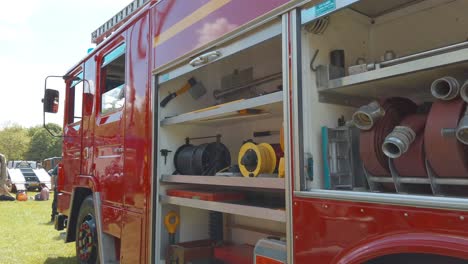 Gerätelagerung-Auf-Einem-Alten-Feuerwehrauto