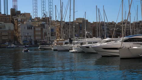 Yate-Anclado-En-El-Puerto-Deportivo-De-Malta-Alrededor-De-Marzo-De-2019