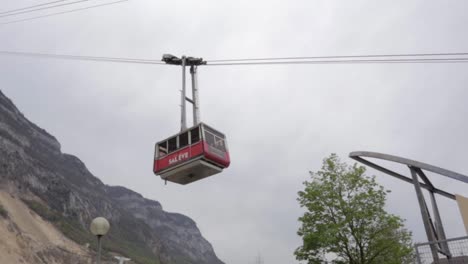 Talfahrt-Der-Salève-Seilbahn-An-Bewölktem-Tag,-Schwenk-Aus-Der-Tiefwinkelaufnahme