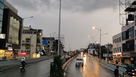 Debido-Al-Intenso-Tráfico-De-Lluvia-Moviéndose-Lentamente-En-Mg-Road-Bangalore