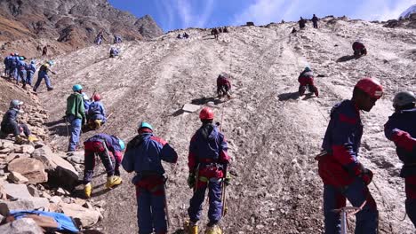 Escalada-En-Roca-Por-Montañero-Profesional-De-Un-Reputado-Instituto-De-Montañismo-En-El-Alto-Himalaya,-Uttarakhand-India