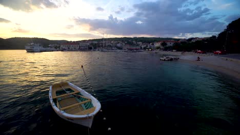 Boot-Vor-Anker-In-Der-Bucht-Von-Sumartin-Beach-Auf-Der-Insel-Brac-In-Kroatien-Mit-Dem-Sonnenuntergang-Als-Hintergrund