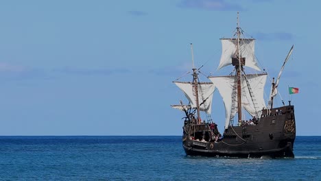 Flaggschiff-Manöver-–-Nachbildung-Der-La-Santa-María-De-La-Inmaculada-Concepción-Oder-La-Santa-María,-Ursprünglich-La-Gallega,-Unter-Der-Führung-Von-Christoph-Kolumbus-Auf-Ihrer-Ersten-Reise-über-Den-Atlantik-Im-Jahr-1492