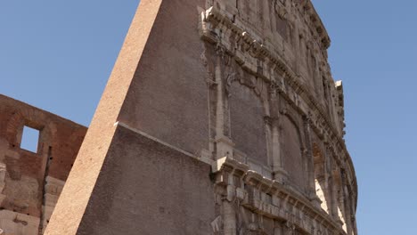 Vista-Inclinada-Del-Famoso-Coliseo-En-Roma,-Italia-También-Se-Conoce-Como-El-Anfiteatro-Flavio-Durante-El-Hermoso-Día-De-Verano-4k