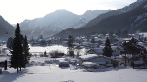 Landschaft-Des-Alpinen-österreichischen-Dorfes-Im-Winter-Mit-Schnee-4k-Aufnahmen