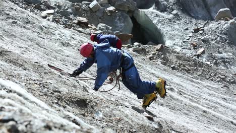 Rock-climbing-by-professional-mountaineer-of-an-reputed-mountaineering-institute-in-upper-Himalayas,-Uttarakhand-India