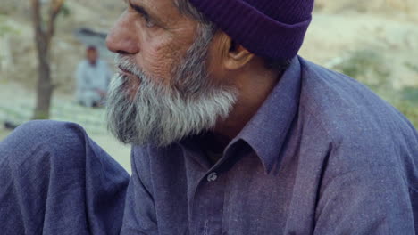 Quetta,-Pakistán,-Un-Anciano-Con-Barba-Blanca-Con-Un-Bocado-De-Pan,-Sentado-Afuera,-Vista-De-Cerca