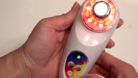 Ein-Beliebtes-Hautpflegeprodukt-Mit-Bunten-LED-Lichtern,-Das-Verschiedene-Hautprobleme-Auf-Knopfdruck-Bekämpft