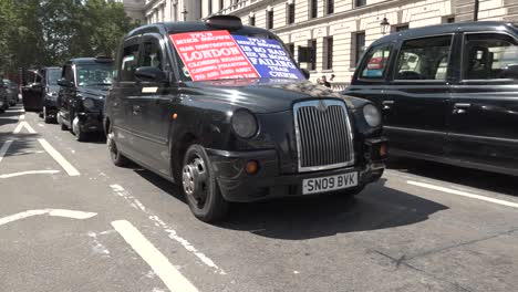 Los-Taxistas-Negros-Bloquean-Las-Carreteras-Alrededor-Del-Parlamento-Como-Parte-De-Una-Protesta-En-Westminster,-Londres,-Reino-Unido.