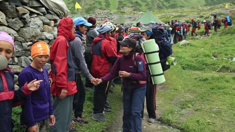 Los-Montañeros-Del-Himalaya-Se-Saludan-Unos-A-Otros-&#39;mejores-Deseos&#39;---&#39;feliz-Viaje&#39;-Mientras-Los-Montañeros-Avanzan-Hacia-Su-Destino-De-Cumbre