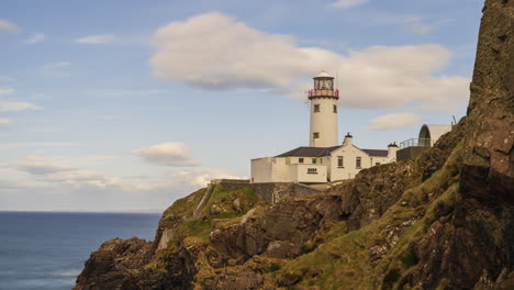 Zeitraffer-Des-Leuchtturms-Fanad-Head-Als-Touristenattraktion-Entlang-Des-Wild-Atlantic-Way-In-Der-Grafschaft-Donegal-In-Irland