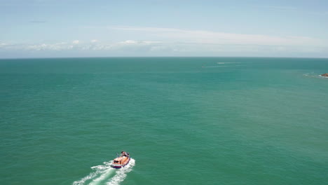 Luftüberflug-Eines-Rnli-Rettungsboots-Der-Mersey-Klasse,-Das-In-Britischen-Gewässern-Patrouilliert