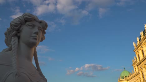 Rotierende-Pfanne-Von-Der-Burgfront-Von-Belvedere-Bei-Sonnenuntergang-Bis-Zum-Gesicht-Der-Sphink-Statue-Aus-Nächster-Nähe