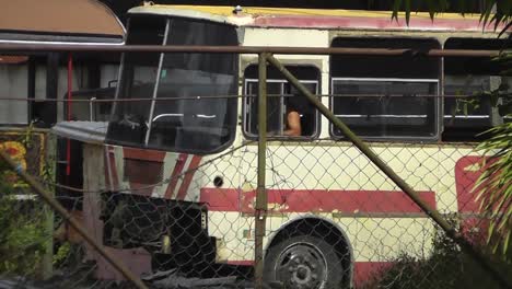 Un-Conductor-De-Autobús-Cubano-Está-Dando-Marcha-Atrás-A-Un-Autobús-Antiguo-Típico-Que-Parece-Oxidado-Y-Roto-Pero-Que-Todavía-Se-Utiliza-Como-Vehículo-De-Transporte