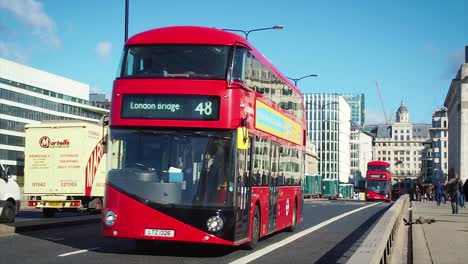 Rote-Doppeldeckerbusse-Fahren-Entlang-Der-London-Bridge
