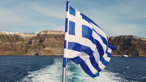 Vom-Himmel-Zur-Griechischen-Flagge-An-Einem-Schönen-Tag