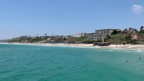 Ein-Pacific-Surfliner-Train,-Der-Durch-Die-Wunderschöne-Küstenlinie-Von-San-Clemente-Beach-pier-In-Südkalifornien-Fährt