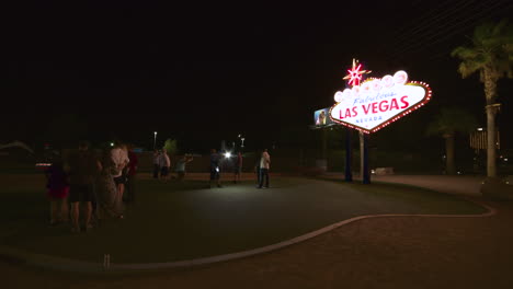 Zeitraffer-Von-Touristen,-Die-Nachts-Vor-Dem-Schild-„Willkommen-In-Las-Vegas“-Fotos-Machen