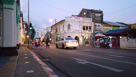 Paisaje-Vista-En-Cámara-Lenta-Del-Centro-De-La-Ciudad-Vieja-De-Phuket-Con-El-Antiguo-Edificio-Chino-Portugués---En-La-Noche-Con-Muchos-Autos-En-La-Calle