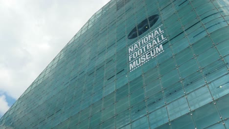 Schild-Des-National-Football-Museum-An-Der-Seite-Des-Gebäudes,-Touristenattraktion,-öffentlicher-Standort,-Großraum-Manchester-City,-Sommer,-Sonniger-Tag,-Touristenattraktion,-Wahrzeichen,-Weitwinkel,-4k,-25p