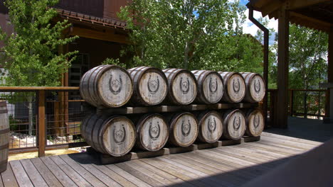 Stapel-Von-Bourbonfässern-In-Der-High-West-Distillery