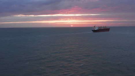 Buque-De-Carga-Que-Sale-De-Westerschelde-Hacia-El-Mar-Del-Norte-Durante-Una-Puesta-De-Sol