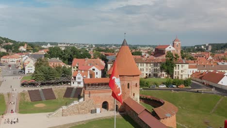 Aerial-shot-of-Kauna´s-Castle-and-its-flag-in-Kaunas,-Lithuania