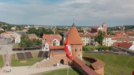 Toma-Aérea-Del-Castillo-De-Kauna-Y-Su-Bandera-En-Kaunas,-Lituania