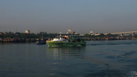Pequeño-Ferry-Navegando-A-Lo-Largo-Del-Canal-Mactan,-Visayas-Central,-Filipinas