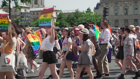 La-Multitud-Marchando-En-El-Orgullo-Gay-2019-En-París-Francia
