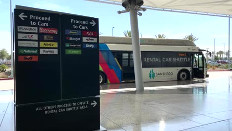 Mietwagenservice-Und-Shuttle-Haltestelle-Für-Den-Internationalen-Flughafen-San-Diego-In-Südkalifornien