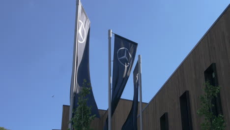 Banderas-De-Mercedes-benz-Ondeando-En-Un-Evento-De-Revelación-Automotriz