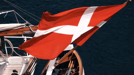 Dänemark-Flagge-Auf-Einem-Boot-In-Zeitlupe