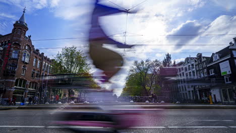 El-Tráfico-Se-Mueve-Rápido-Sobre-Un-Puente-Del-Canal-En-El-Centro-De-La-Ciudad-De-Amsterdam