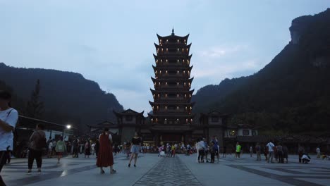 Wulingyuan,-China---August-2019:-Menschenmassen-Verlassen-Abends-Den-Wulingyuan-ausgang-Zum-Zhangjiajie-nationalpark,-Provinz-Hunan