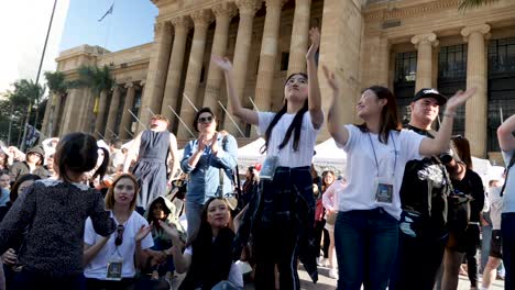 Besucher-Und-Freiwillige-Schließen-Sich-Dem-Koreanischen-Kulturfestival-An-Und-Klatschen