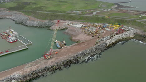 Una-Vista-Aérea-Del-Progreso-De-Los-Trabajos-De-Construcción-En-El-Nuevo-Puerto-Sur-De-Aberdeen-En-Nigg-Bay-En-Un-Día-Nublado