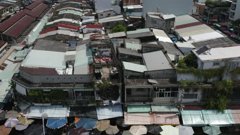 Toma-Panorámica-Aérea-Que-Muestra-La-Azotea-Y-Las-Sombrillas-Del-Mercado-De-Thi-Nghe-En-El-Distrito-De-Binh-Thanh-De-La-Ciudad-De-Ho-Chi-Minh-O-Saigon-Vietnam