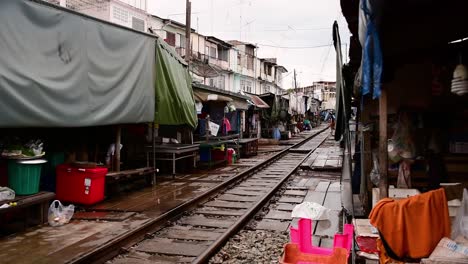 Un-Emocionante-Viaje-En-Tren-Al-Mercado-Ferroviario-De-Mae-Klong